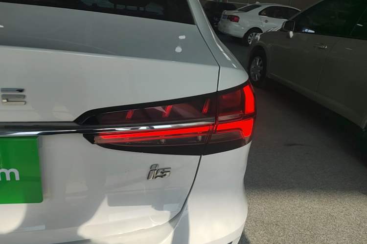 Used Roewe i5 2021 1.5L CVT Diamond Edition Right Rear Taillight