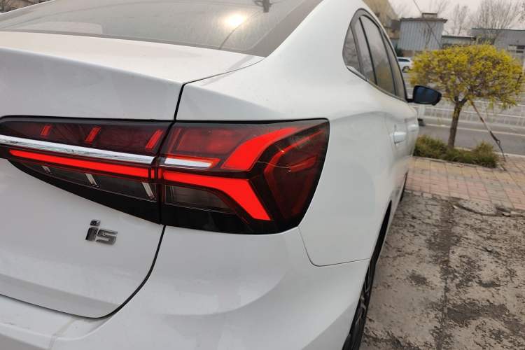 Used Roewe i5 2021 Revised Version 1.5L CVT Diamond Edition Right Rear Taillight