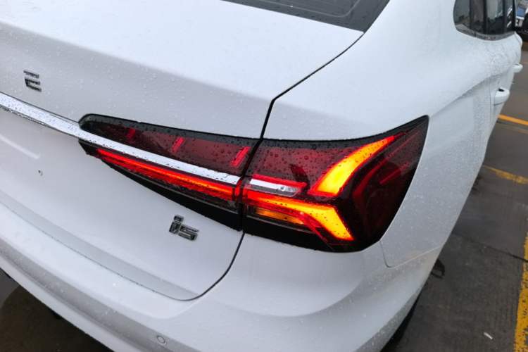 Used Roewe i5 2021 1.5L CVT Diamond Edition Right Rear Taillight
