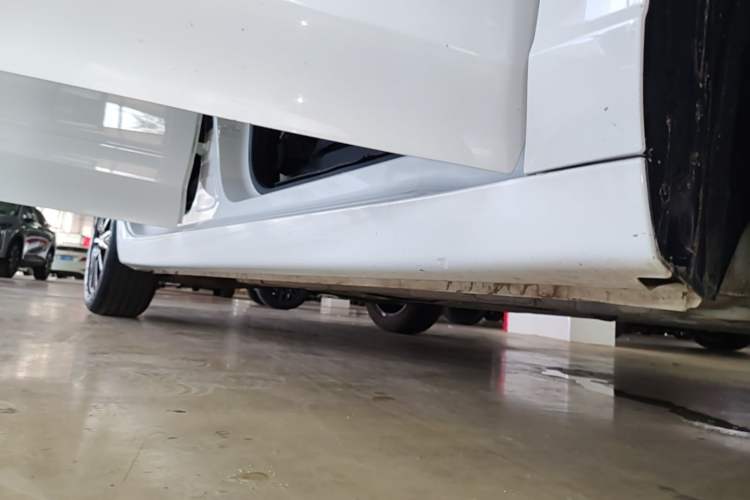 Used Roewe i5 2021 1.5L Manual Platinum Edition Right Side Sill