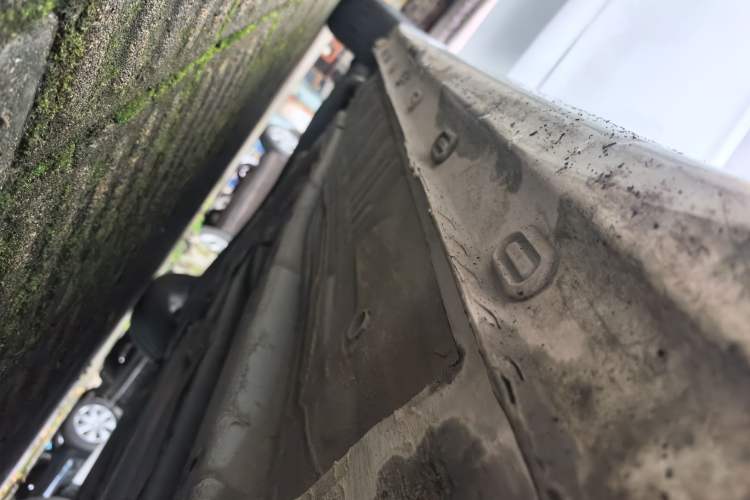 Used Roewe i5 2021 1.5L CVT Black Gold Edition Right Side Sill