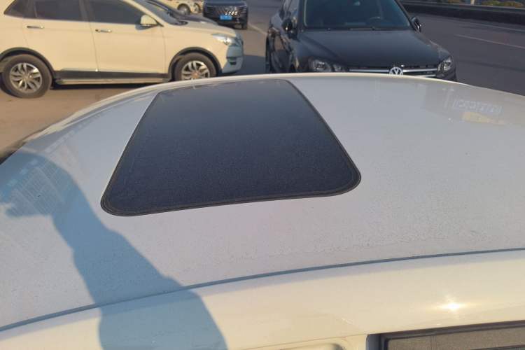 Used Roewe i5 2021 Revised Version 1.5L CVT Diamond Edition Roof