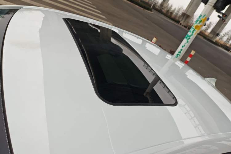 Used Roewe i5 2021 1.5L CVT Black Gold Edition Roof