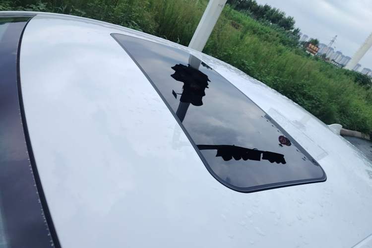 Used Roewe i5 2021 1.5L CVT Black Gold Edition Roof