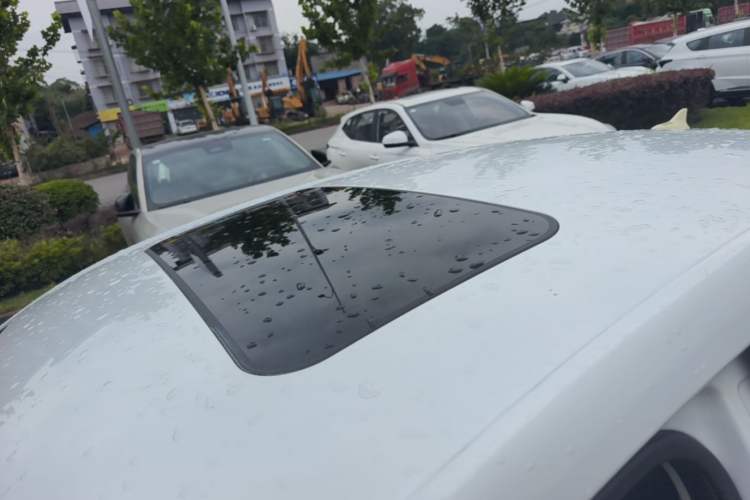 Used Roewe i5 2021 1.5L CVT Diamond Edition Roof