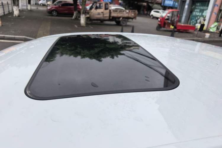 Used Roewe i5 2021 1.5L CVT Black Gold Edition Roof