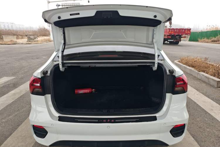 Used Roewe i5 2021 1.5L CVT Black Gold Edition Trunk