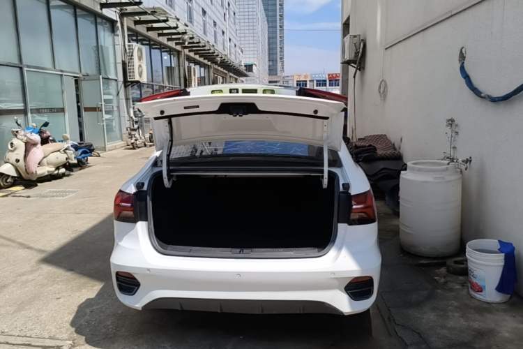 Used Roewe i5 2021 1.5L CVT Black Gold Edition Trunk