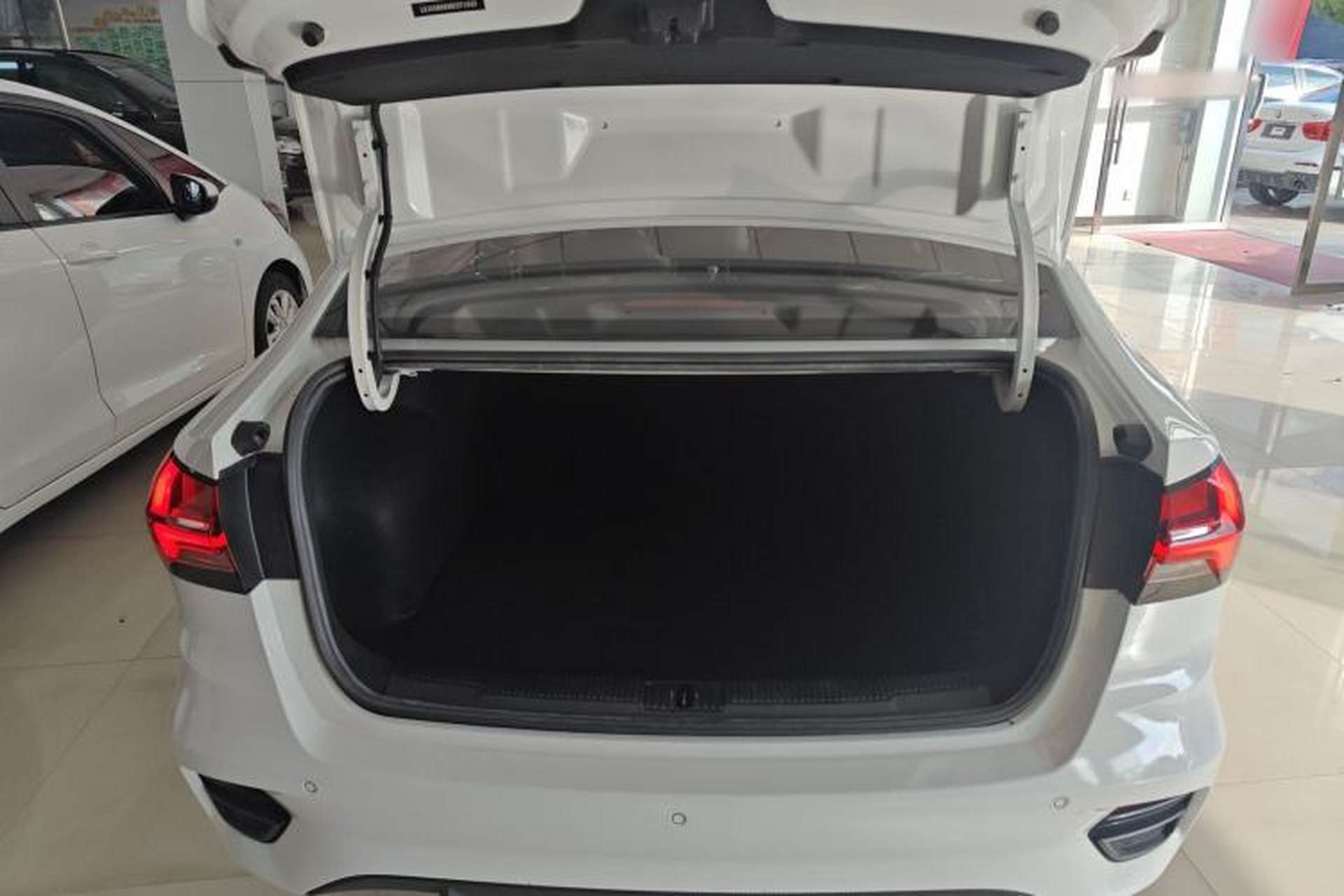 Used Roewe i5 2021 Revised Version 1.5L CVT Diamond Edition Trunk