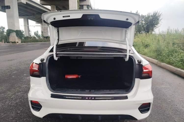 Used Roewe i5 2021 1.5L CVT Black Gold Edition Trunk