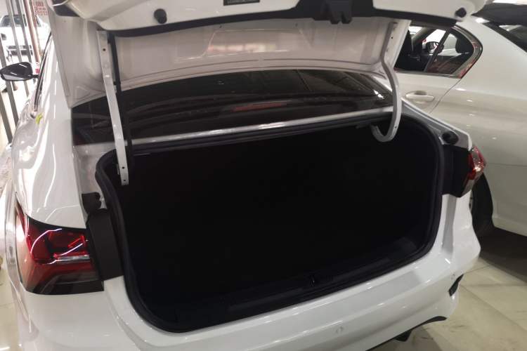Used Roewe i5 2021 1.5L Manual Platinum Edition Trunk