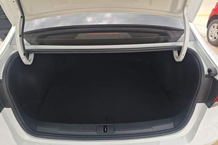 Used Roewe i5 2021 1.5L Manual Platinum Edition Trunk