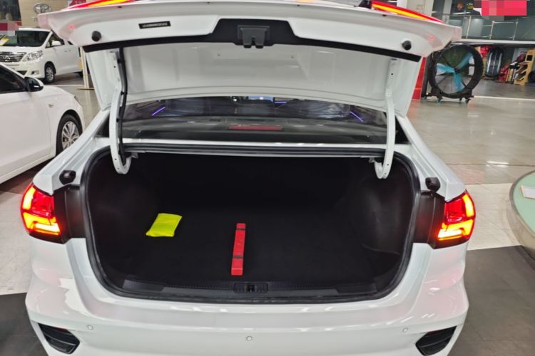 Used Roewe i5 2021 Revised Version 1.5L CVT Diamond Edition Trunk