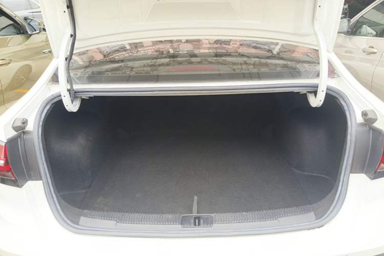 Used Roewe i5 2021 1.5L Manual Platinum Edition Trunk