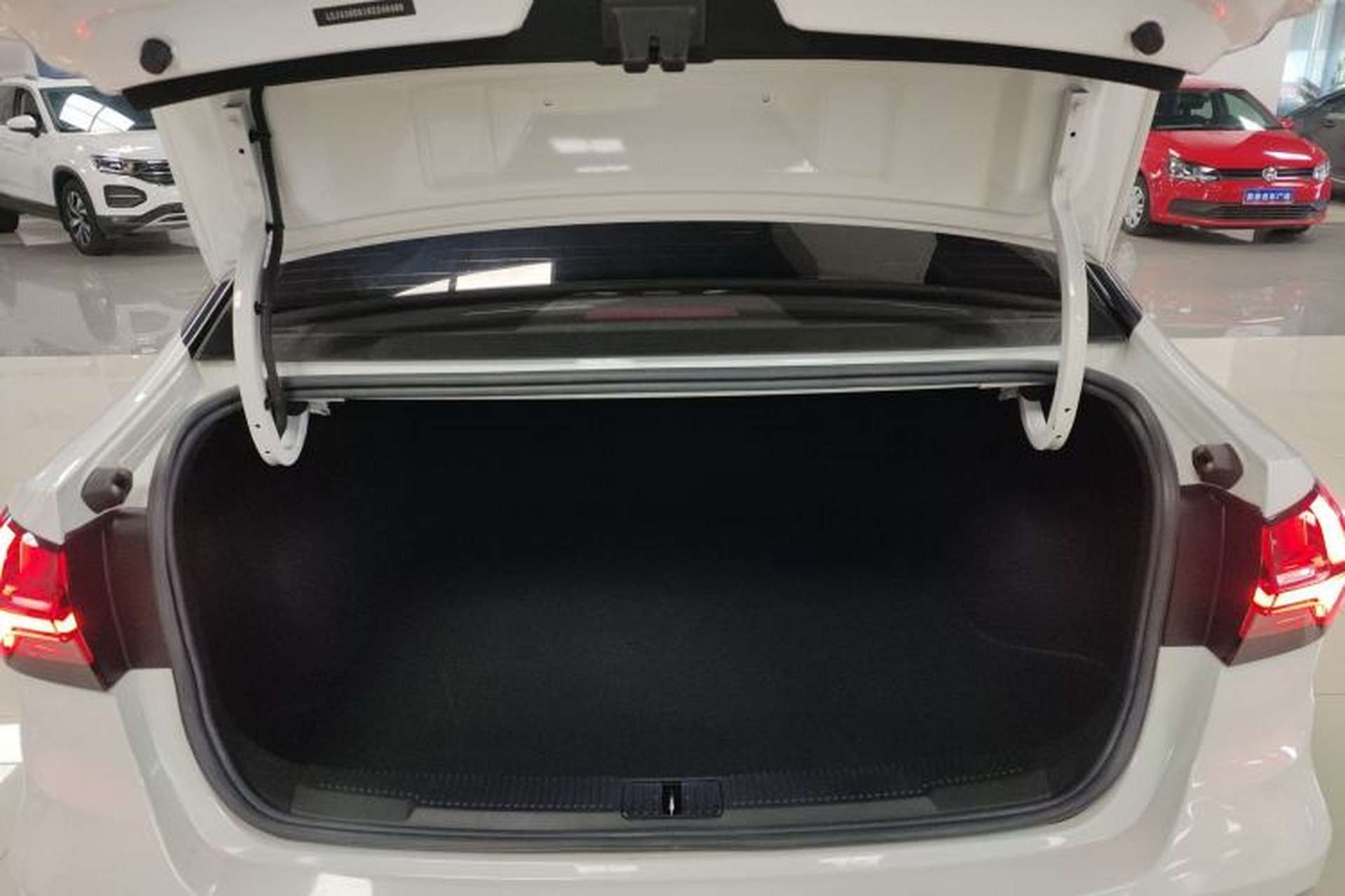 Used Roewe i5 2021 Revised Version 1.5L CVT Diamond Edition Trunk