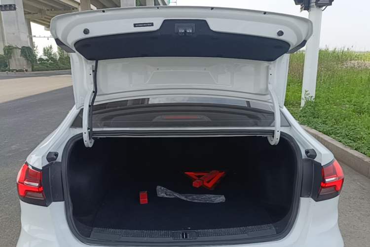 Used Roewe i5 2021 1.5L Manual Platinum Edition Trunk