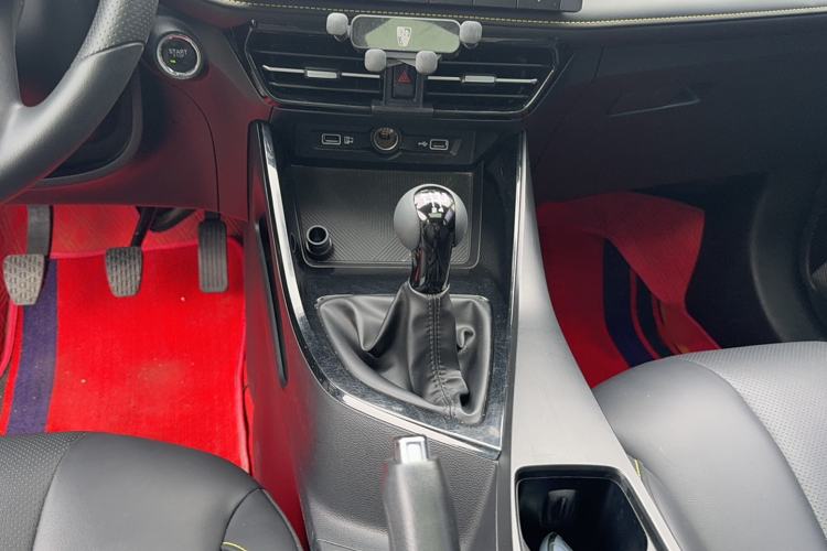 Used Roewe i5 2021 1.5L Manual Diamond Edition Interior 6