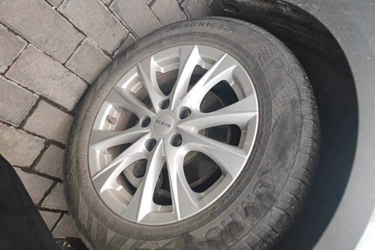 Used Roewe i5 2023 1.5L Manual Comfort Edition Right Front Wheel Hub