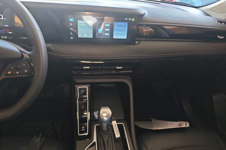 Used Roewe i5 2023 1.5L CVT Luxury Edition Audio And AC Panel