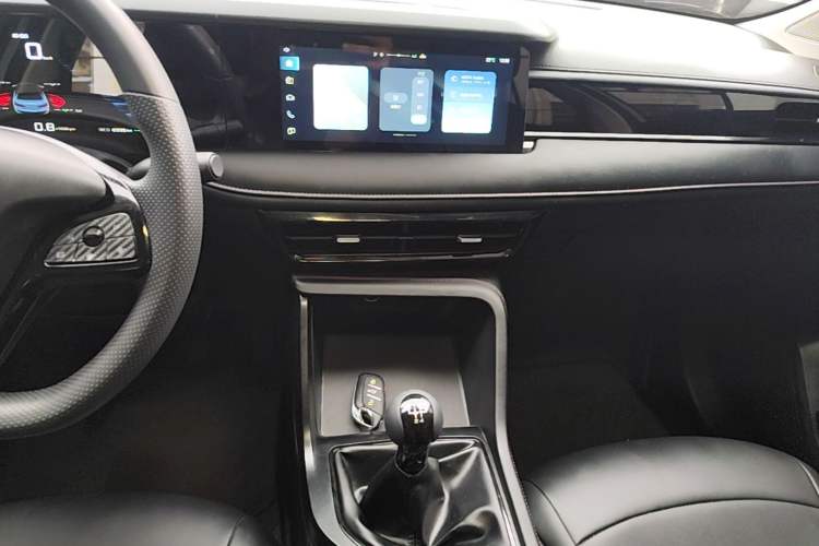 Used Roewe i5 2023 1.5L Manual Comfort Edition Audio And AC Panel