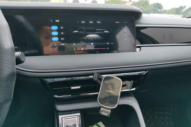 Used Roewe i5 2023 1.5L CVT Luxury Edition Audio And AC Panel