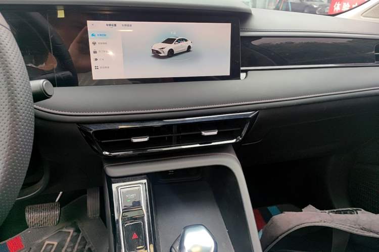Used Roewe i5 2023 1.5L CVT Luxury Edition Audio And AC Panel