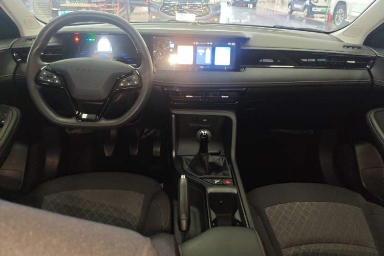 Used Roewe i5 2023 1.5L Manual Comfort Edition Center Console