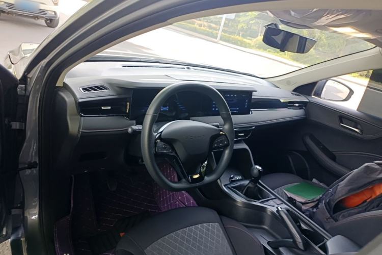 Used Roewe i5 2023 1.5L Manual Comfort Edition Center Console