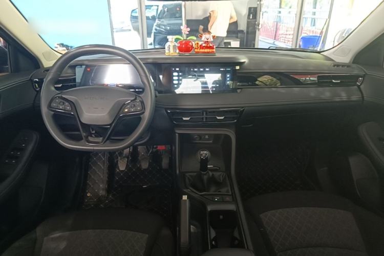 Used Roewe i5 2023 1.5L Manual Comfort Edition Center Console