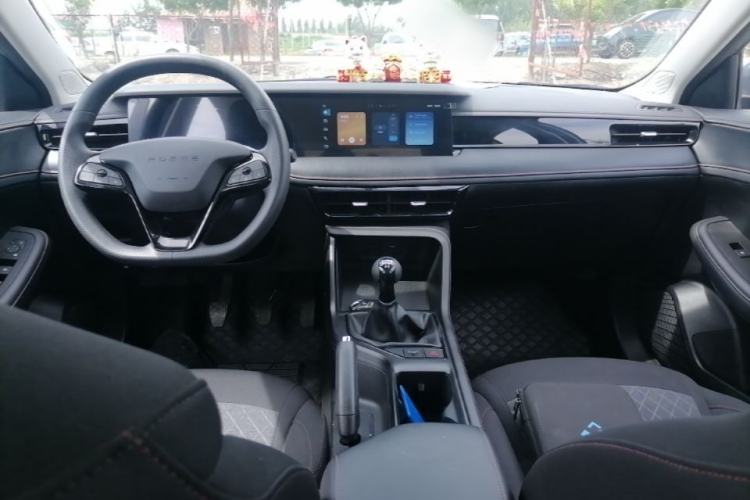 Used Roewe i5 2023 1.5L Manual Comfort Edition Center Console