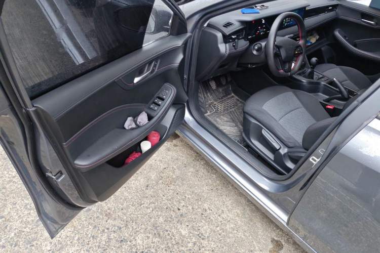 Used Roewe i5 2023 1.5L Manual Comfort Edition Driver Seat