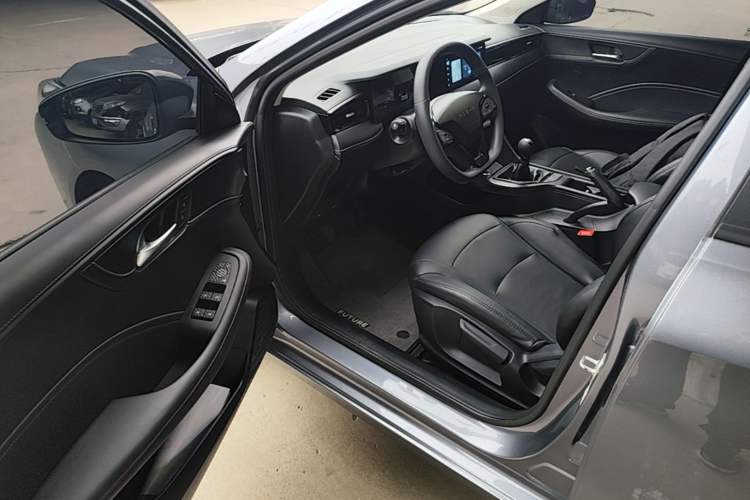 Used Roewe i5 2023 1.5L Manual Comfort Edition Driver Seat