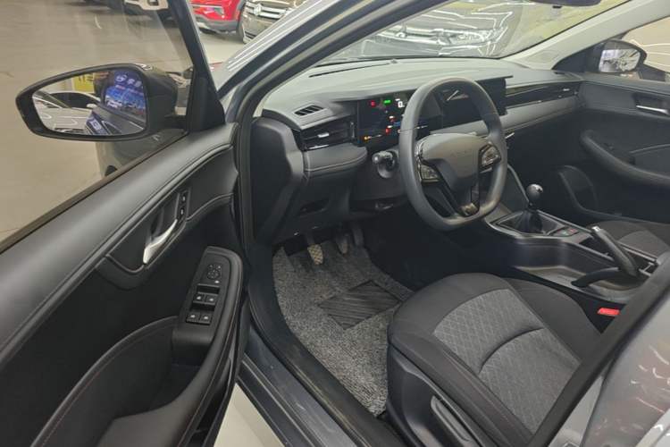Used Roewe i5 2023 1.5L Manual Comfort Edition Driver Seat
