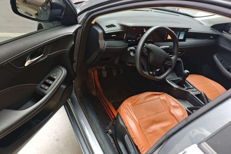 Used Roewe i5 2023 1.5L Manual Comfort Edition Driver Seat
