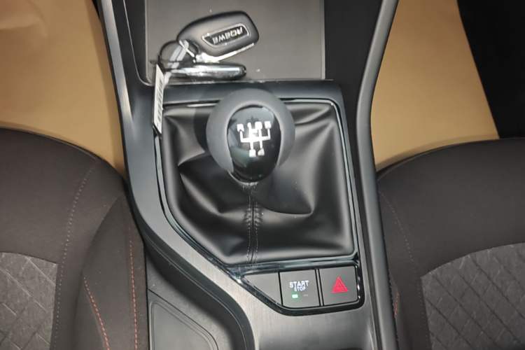 Used Roewe i5 2023 1.5L Manual Comfort Edition Gear Lever