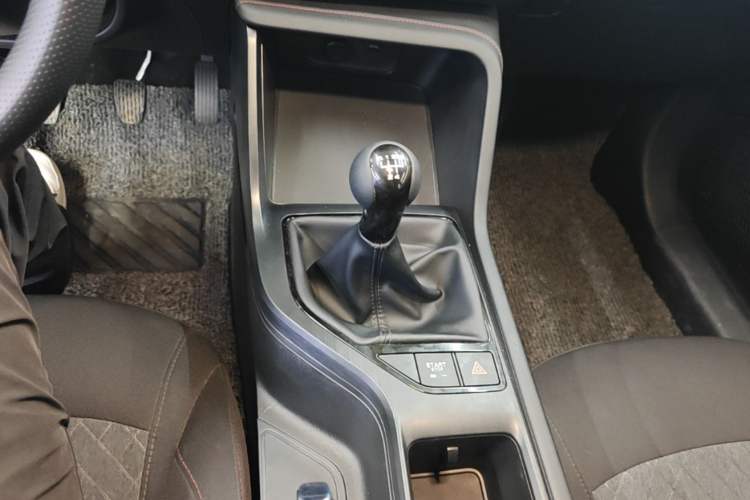 Used Roewe i5 2023 1.5L Manual Comfort Edition Gear Lever