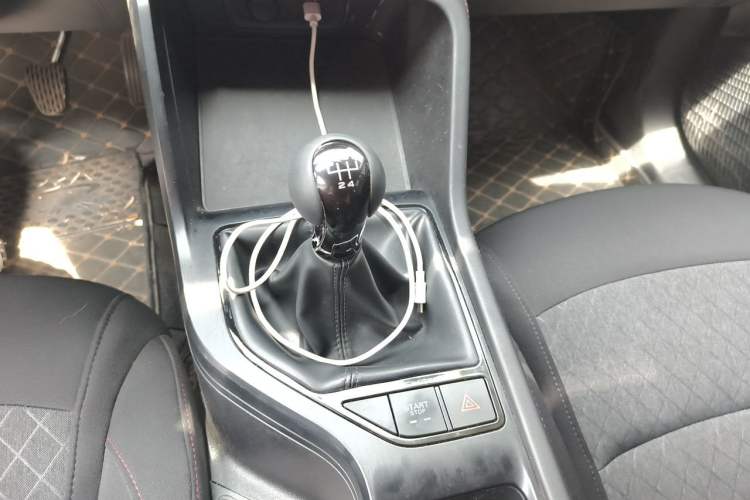 Used Roewe i5 2023 1.5L Manual Comfort Edition Gear Lever
