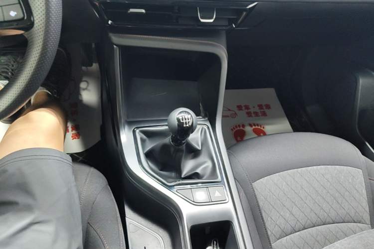 Used Roewe i5 2023 1.5L Manual Comfort Edition Gear Lever