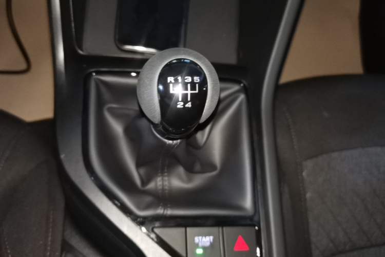 Used Roewe i5 2023 1.5L Manual Comfort Edition Gear Lever
