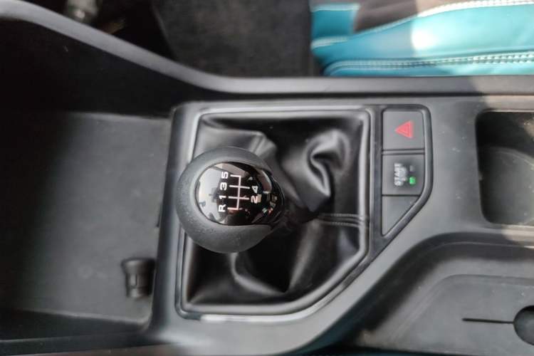 Used Roewe i5 2023 1.5L Manual Comfort Edition Gear Lever