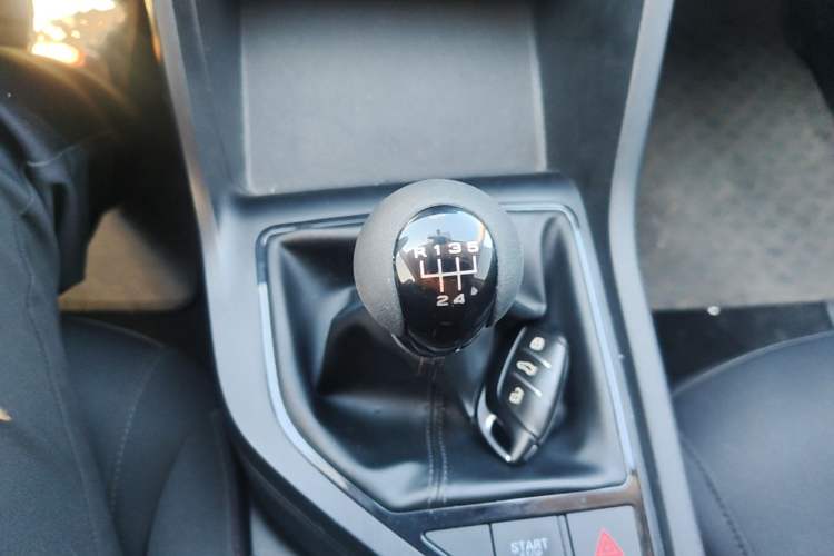 Used Roewe i5 2023 1.5L Manual Comfort Edition Gear Lever