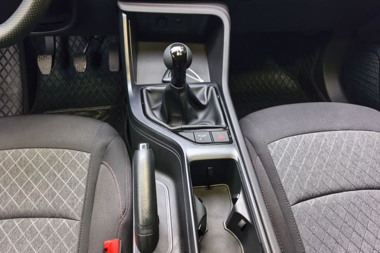 Used Roewe i5 2023 1.5L Manual Comfort Edition Gear Lever
