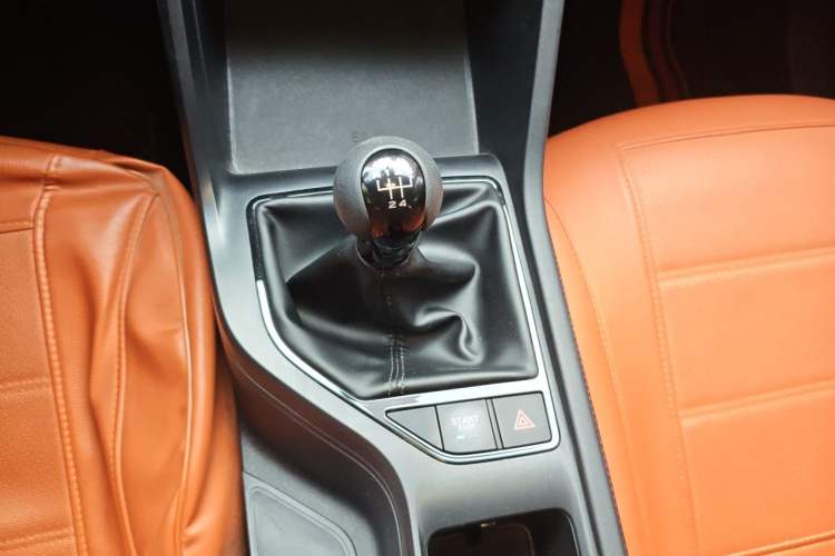 Used Roewe i5 2023 1.5L Manual Comfort Edition Gear Lever