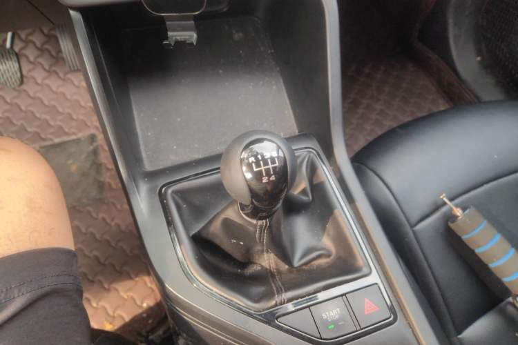 Used Roewe i5 2023 1.5L Manual Comfort Edition Gear Lever