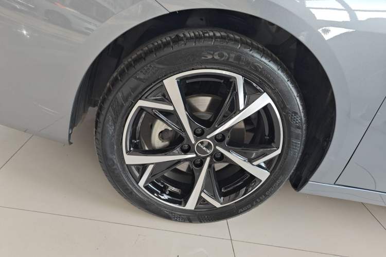 Used Roewe i5 2023 1.5L CVT Luxury Edition Left Front Wheel Hub