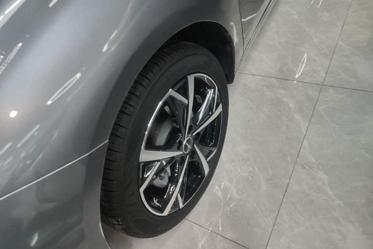 Used Roewe i5 2023 1.5L CVT Luxury Edition Left Front Wheel Hub