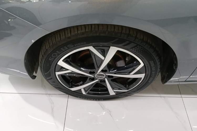 Used Roewe i5 2023 1.5L CVT Luxury Edition Left Front Wheel Hub
