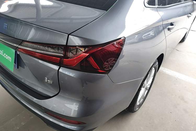 Used Roewe i5 2023 1.5L Manual Comfort Edition Right Rear Taillight