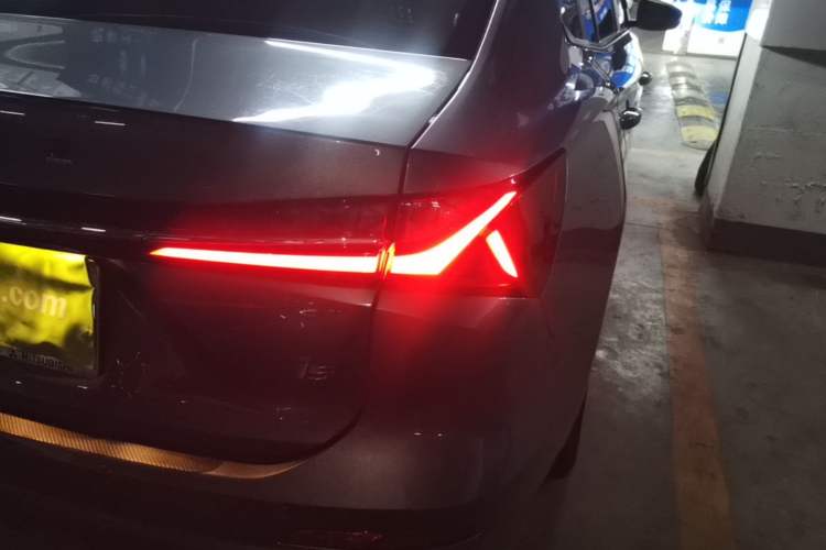 Used Roewe i5 2023 1.5L Manual Comfort Edition Right Rear Taillight