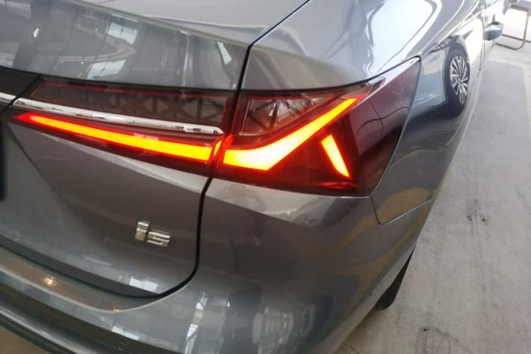 Used Roewe i5 2023 1.5L CVT Luxury Edition Right Rear Taillight